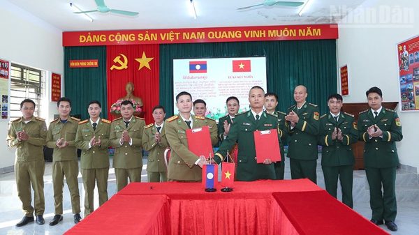 Các trạm biên phòng Việt Nam-Lào ký kết nghĩa