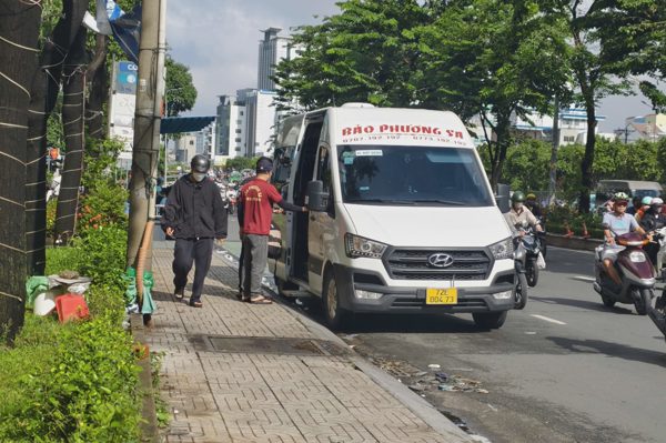 Cách nhà xe limousine "bắt" khách dọc đường ở TPHCM