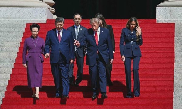 Cách ông Tập nắm tay vợ trong chuyến thăm Mỹ gây chú ý