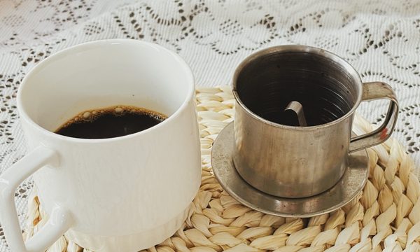 Cách uống cà phê hạn chế răng ố vàng
