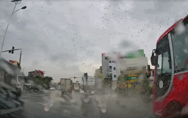 Cách xử lý khi xe bị tạt nước nhòe kính lái