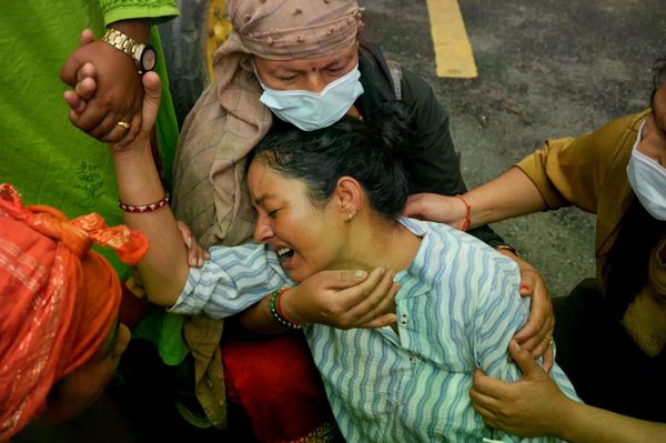 Cái chạm tay thay lời vĩnh biệt của người mẹ có con trai thiệt mạng vì lũ quét ở Nepal
