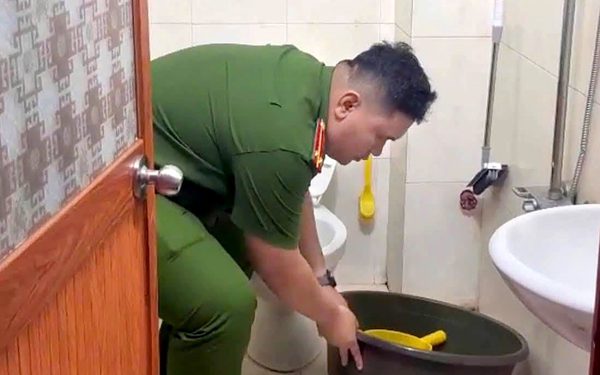 Cãi nhau với vợ, chồng lấy súng bắn đạn cao su lên trần nhà, bị khởi tố