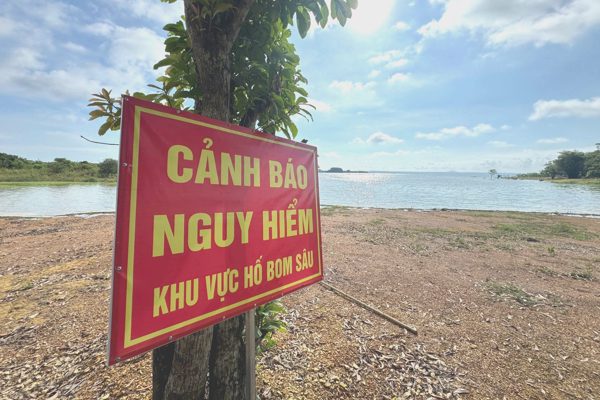 Cắm biển cảnh báo nguy hiểm tại khu vực nhiều hố bom ở hồ Trị An