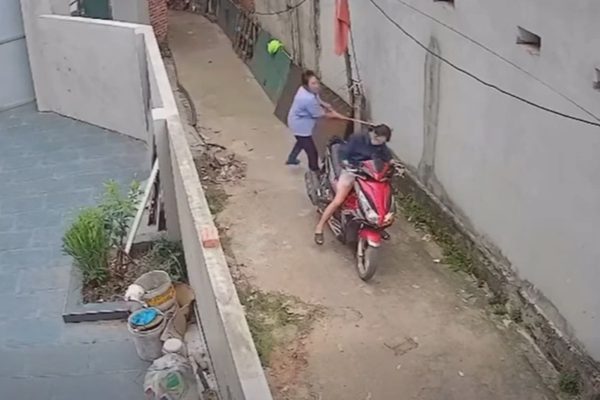 Cầm chổi đánh hàng xóm, người phụ nữ nói “tao thần kinh đấy”