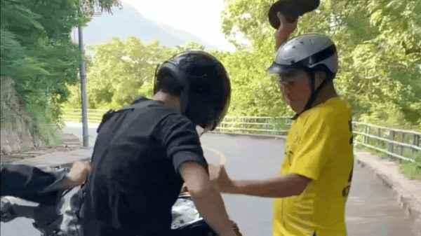 Cầm dép, mũ bảo hiểm đánh tới tấp người đi xe máy
