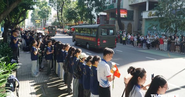 Cầm hoa trắng trên tay, người trẻ TP.HCM tiễn 731 liệt sĩ về nơi an nghỉ