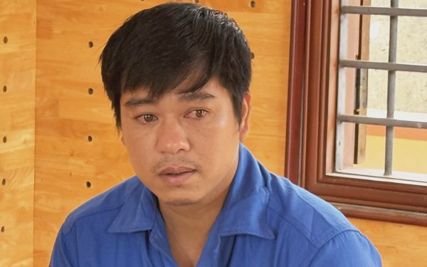 Cầm kéo đâm mẹ con người tình vì không níu kéo được