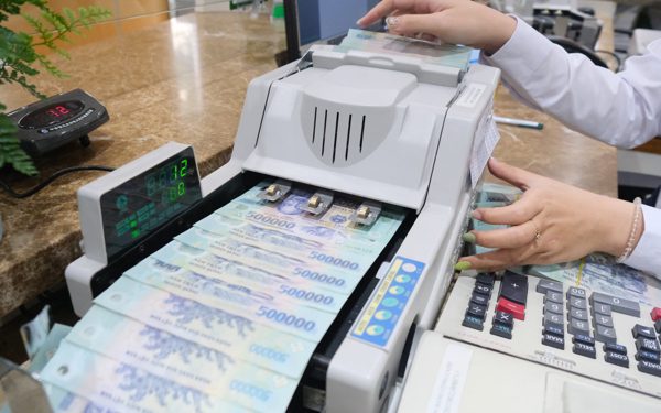 Cấm ngân hàng đua lãi suất huy động, không tuân thủ sẽ bị siết 'room' tín dụng