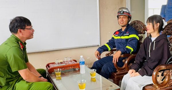 Cảm phục người lính cứu hỏa xông vào biển lửa cứu người