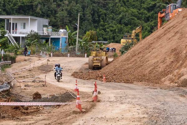 Cấm phương tiện qua đoạn sạt lở trên quốc lộ 28