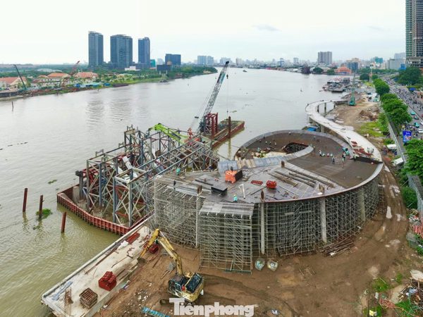 Cấm tạm thời luồng đường thủy để hợp long cầu đi bộ gần 1.000 tỷ qua sông Sài Gòn