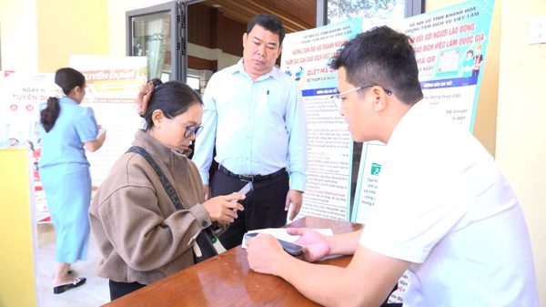 Cầm tay chỉ việc, giúp đồng bào dân tộc thiểu số làm giàu nhờ công nghệ