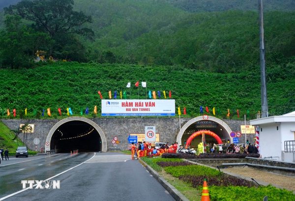 Cấm xe chở một số loại hàng hóa nguy hiểm qua hầm đường bộ dài hơn 100m