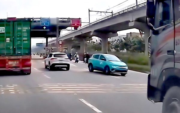 Camera ghi cảnh taxi chạy ngược chiều ở phường Thủ Đức, tài xế bị phạt 19 triệu đồng