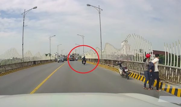 Camera ghi cảnh thiếu tá quân đội lao xuống sông cứu người rồi mất tích