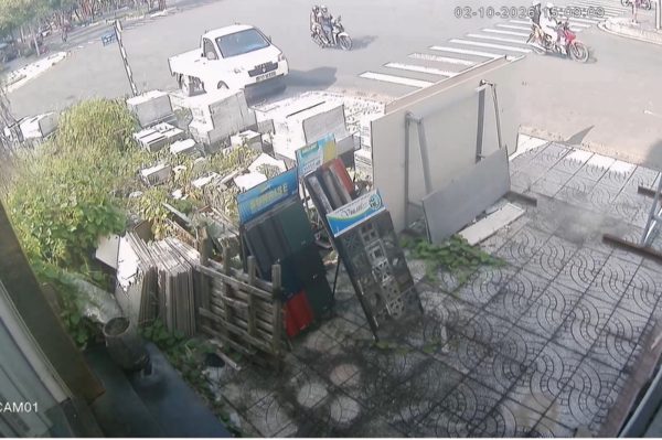 Camera ghi lại vụ bé trai 15 tuổi lên xe tải phóng vút đi