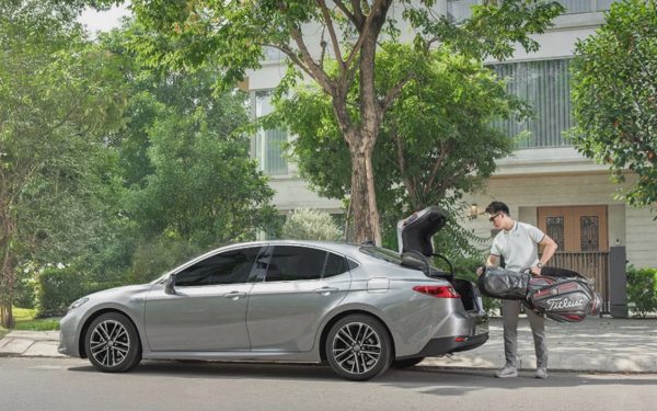 Camry HEV: Nét riêng từ phong cách đến công nghệ Hybrid