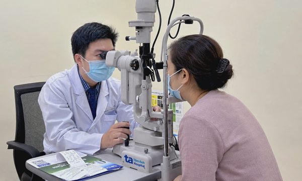 Cận 12 độ kèm đục thủy tinh thể