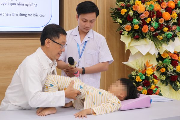 Căn bệnh âm thầm di truyền từ bố mẹ khiến trẻ khó bò, ngồi, đứng