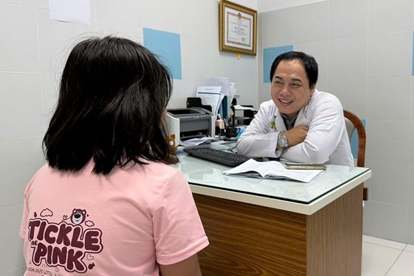 Căn bệnh lạ khiến nhiều học sinh cứ tới trường là đau bụng, ngất xỉu