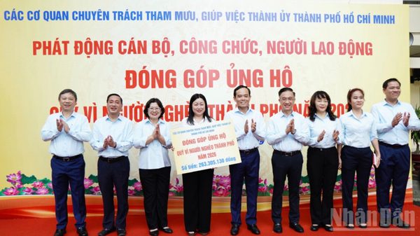 Cán bộ, công chức Thành phố Hồ Chí Minh đóng góp ủng hộ quỹ “Vì người nghèo"