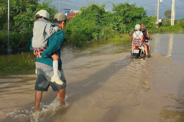 Cán bộ cõng học sinh qua vùng ngập đến trường khai giảng ở Lâm Đồng