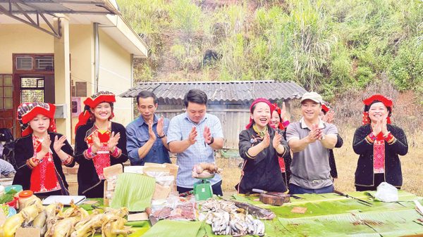 Cán bộ cùng dân làm kinh tế