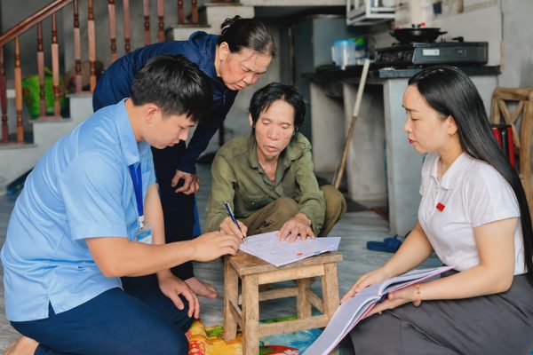 Cán bộ đến tận nhà giúp đôi vợ chồng 60 tuổi đăng ký lại hôn thú