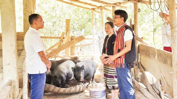 Cán bộ gương mẫu, bản làng vươn lên