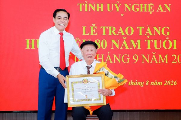 Cán bộ tiền khởi nghĩa 99 tuổi nhận huy hiệu 80 năm tuổi Đảng