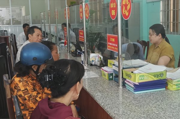 Cán bộ xã, phường phấn khởi nhận phụ cấp công vụ 55%