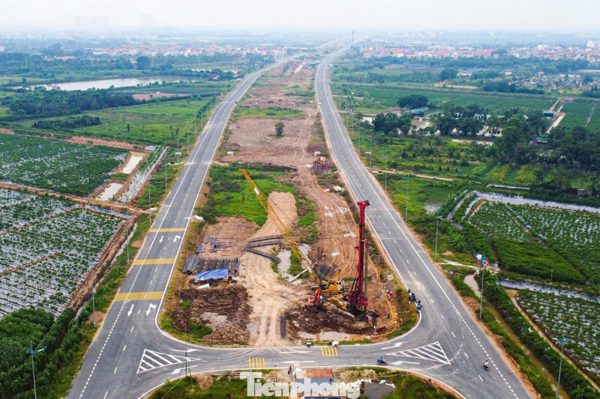 Cận cảnh 15 km đường song hành Vành đai 4 qua Hà Nội vừa thông xe kỹ thuật