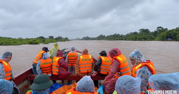 Cận cảnh bộ đội lội nước giúp dân vùng biên Lao Bảo gặp ngập lụt bất ngờ