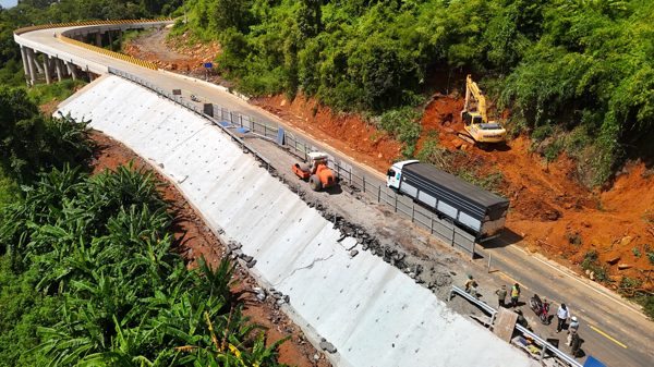 Cận cảnh cách xử lý điểm sụt lún dài 40m trên đèo Đại Ninh ở Lâm Đồng