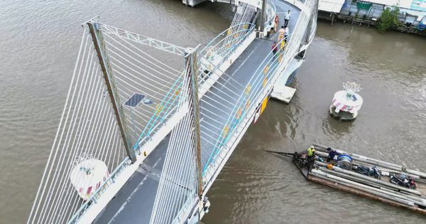 Cận cảnh cầu dây văng bị sà lan đâm lệch nhịp ở Cà Mau