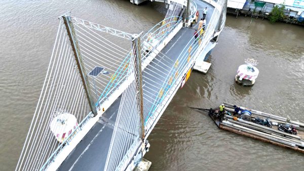 Cận cảnh cầu dây văng bị sà lan đâm lệch nhịp ở Cà Mau