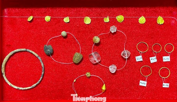 Cận cảnh chuỗi kim loại vàng, kiếm, tiền cổ trong hai mộ gạch 1.600 năm tuổi