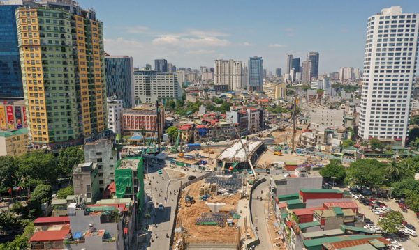 Cận cảnh công trường hai cầu vượt trên tuyến Vành đai 1 ở Hà Nội