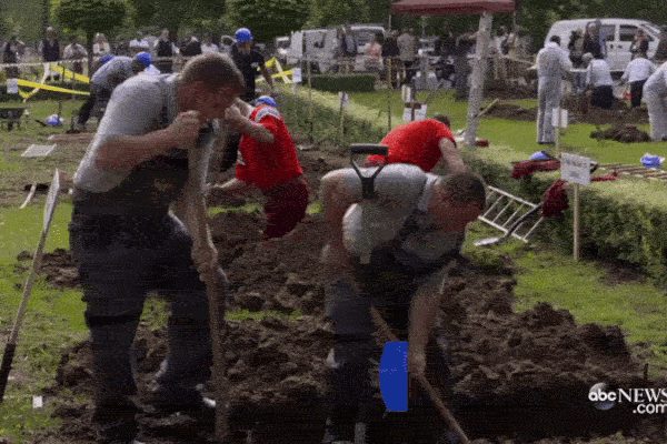 Cận cảnh cuộc thi đào mộ 'độc đáo' ở Hungary