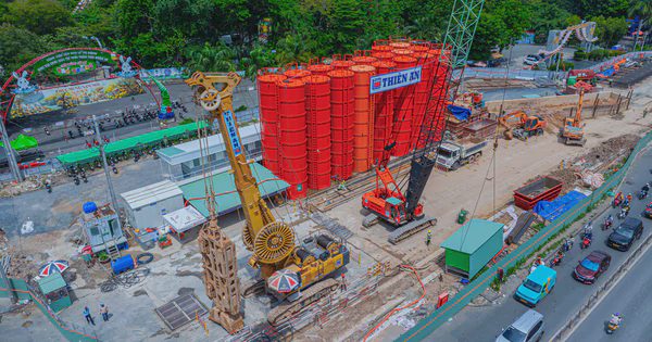 Cận cảnh đại công trường Metro số 2: Nơi đón siêu máy khoan hầm, nơi rục rịch quây tôn