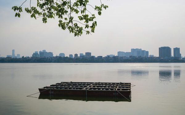 Cận cảnh dàn pháo hoa nước lần đầu lắp giữa lòng hồ Tây, chờ khai hỏa dịp 10-10