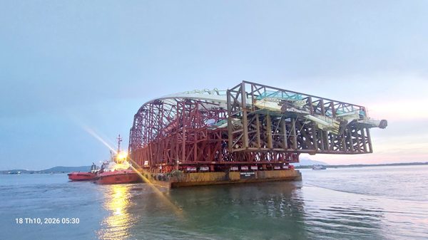 Cận cảnh đoàn lai dắt sà lan chở nhịp cầu 3.400 tấn vượt sông về Bến Bạch Đằng
