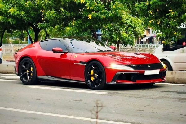 Cận cảnh Ferrari 12Cilindri độc nhất Việt Nam lăn bánh ở TPHCM
