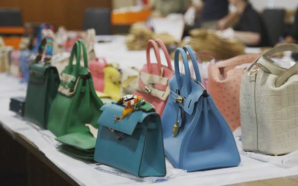 Cận cảnh hàng trăm túi Hermès, kim cương bị tịch thu trong vụ rửa tiền 2,4 tỉ USD ở Singapore