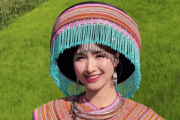 Cận cảnh hình ảnh ca sĩ Trọng Tấn trong nhà vườn triệu đô, Hòa Minzy hóa gái bản