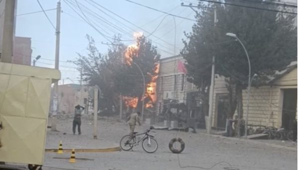 Cận cảnh kho thuốc nổ trong căn cứ ở Bolivia phát nổ, khói đen phủ kín bầu trời