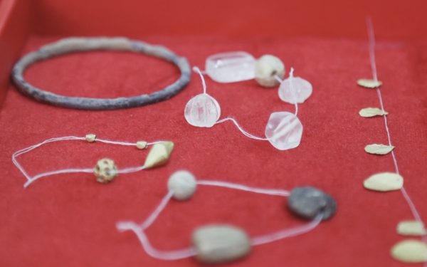Cận cảnh kiếm, trang sức, bình gốm trong mộ gạch gần 1.600 năm tuổi