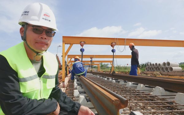 Cận cảnh lắp thử nghiệm đường ray tuyến tàu điện đô thị hiện đại với khoảng 9.000 tỉ đồng ở Phú Quốc