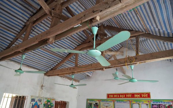 Cận cảnh lớp học phải căng bạt, giám đốc sở 'giật mình' khi đi kiểm tra